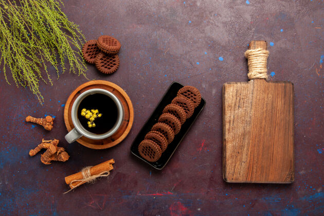 盘子顶视图茶杯内盘和茶杯上底色为深色茶饮彩色照片甜美打火机茶设备
