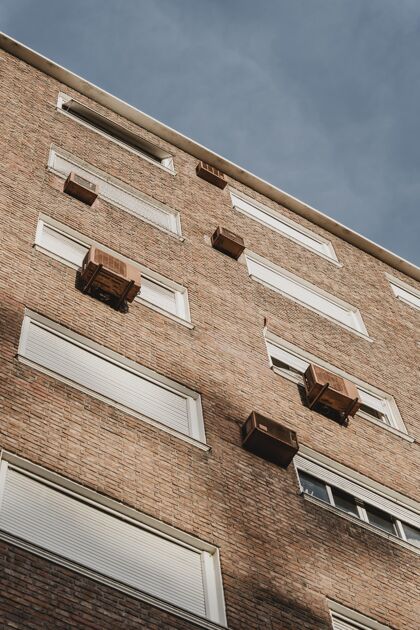 风景低角度的公寓楼在城市里有空调机组空气室外城市景观