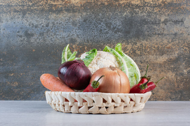蔬菜新鲜的有机蔬菜在木篮子里高品质的照片各种收获辣椒