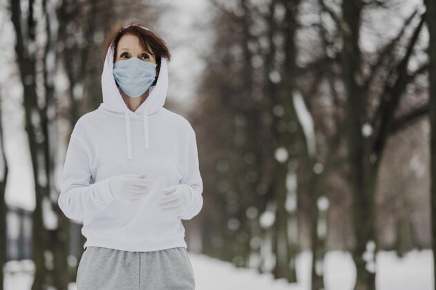运动戴着面具跑的中枪女人训练活动医疗面罩