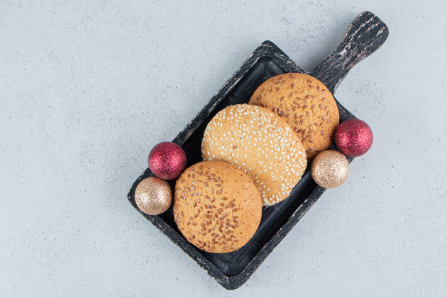 烘焙食品放在大理石背景上的小托盘上的饼干和小装饰品甜点糕点小吃