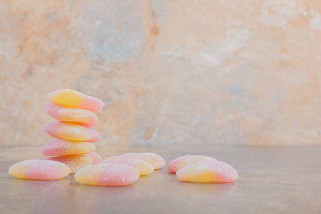 心果冻粉红色和黄色糖果心高品质的照片耐嚼美味形状