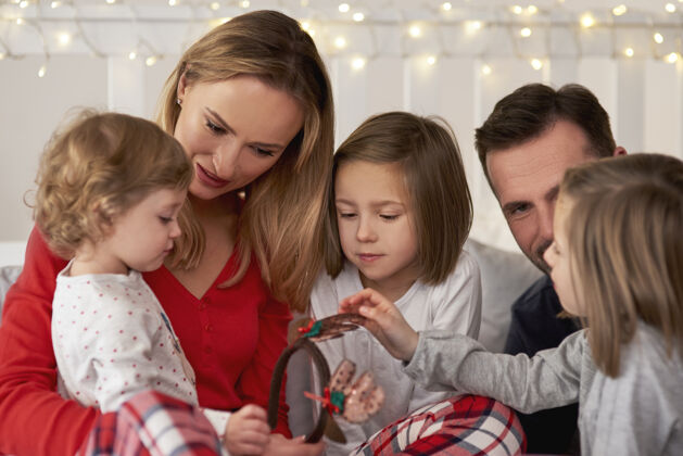 债券有孩子在床上的父母团聚控制台圣诞装饰
