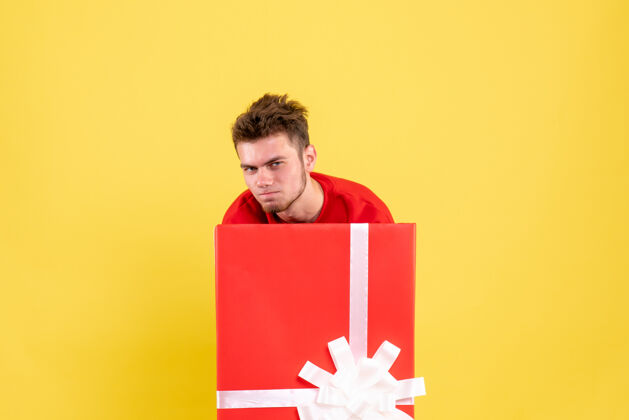 站立正面图年轻男性站在礼品盒内颜色年轻男性盒子
