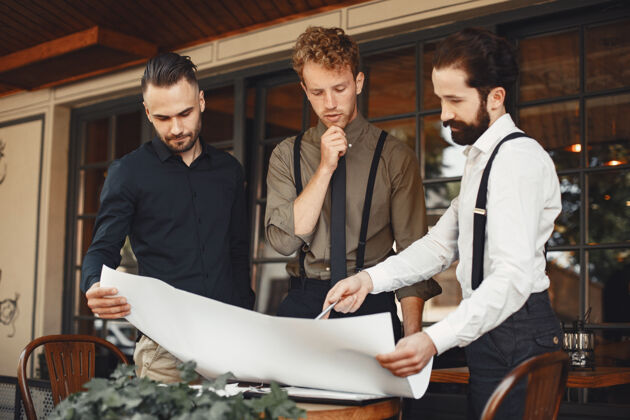 伙伴关系商业伙伴在讨论穿西装的男人在说话穿着吊带 留胡子的男人公司成功公司