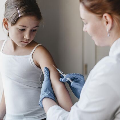安全孩子在医生那里打疫苗药品接种疫苗