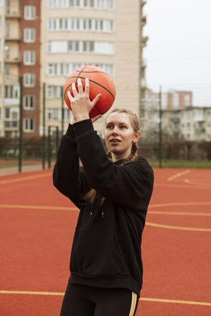 健身青少年在户外打篮球生活方式城市垂直