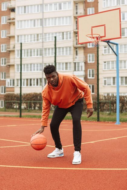 城市青少年在户外打篮球健康垂直健身