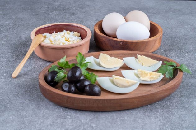 鸡蛋有橄榄和煮鸡蛋的木板高质量的照片吃吃好吃