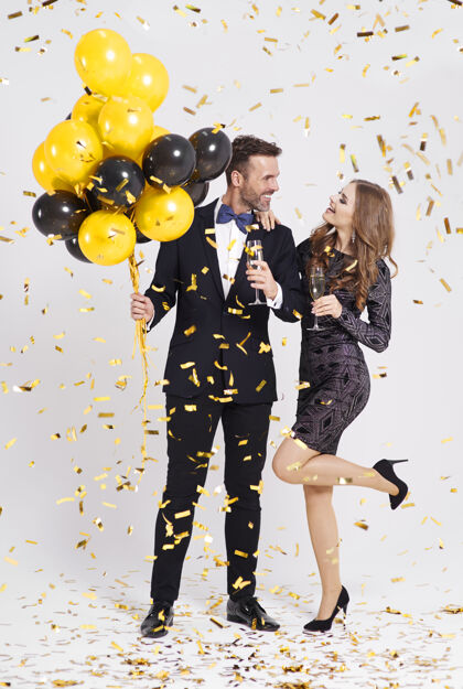 庆祝活动用气球和香槟笛庆祝新年聚会敬酒新年