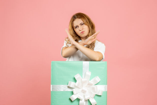 节日正面图：站在蓝色礼品盒内的年轻女性礼物蓝色情感