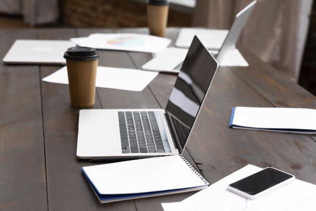 商务现代笔记本电脑在办公室的看法咖啡成功社区
