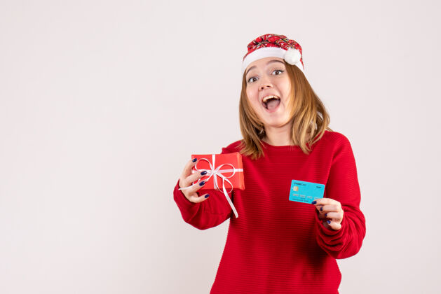 情感前视图年轻女性 带着小圣诞礼物和银行卡漂亮女人年轻