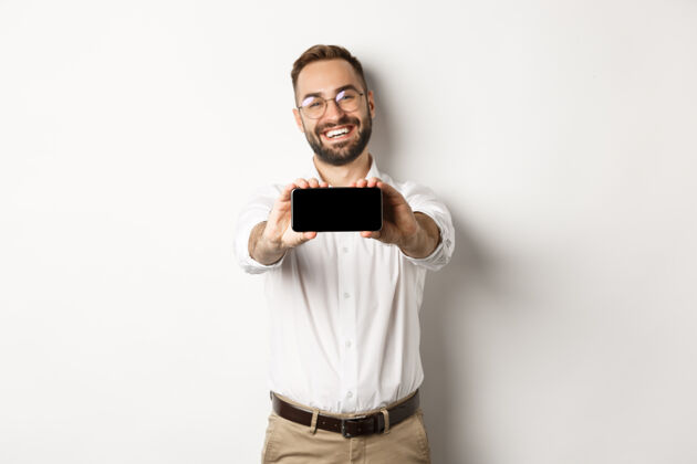 男人快乐的商务人士展示手机屏幕 横拿手机 站着满意惊讶技术互联网