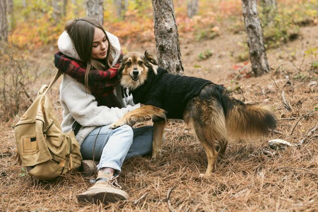 冬天年轻女人和她的狗在一起愉快女人年轻
