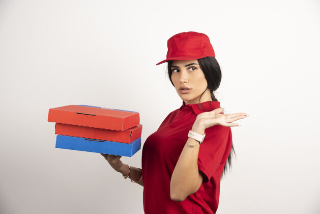 披萨漂亮的送货员手里拿着一堆比萨饼盒快递快餐用餐