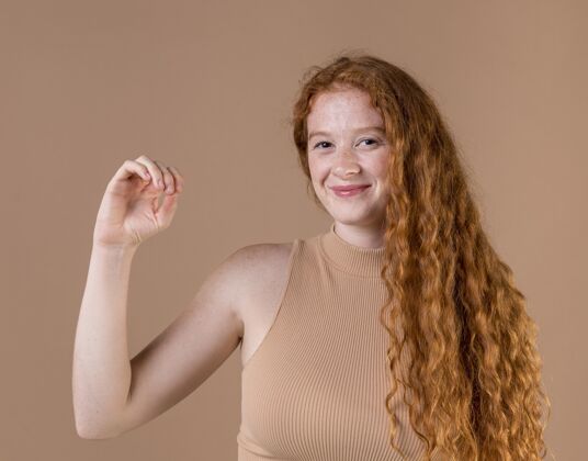 信息一个教手语的年轻女子的画像交流手指耳聋