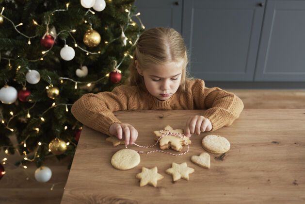 食品和饮料给圣诞老人打包饼干的女孩木制甜点饼干