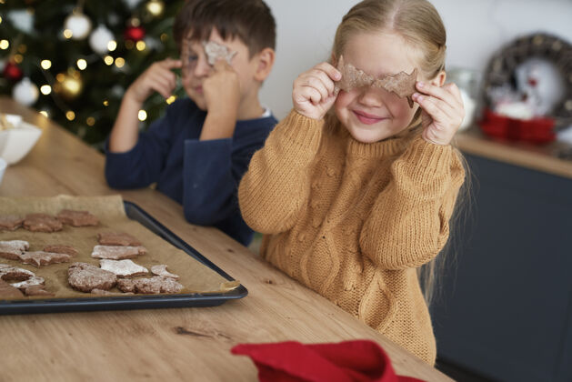 装饰女孩用自制姜饼盖住眼睛食品和饮料儿童烤盘