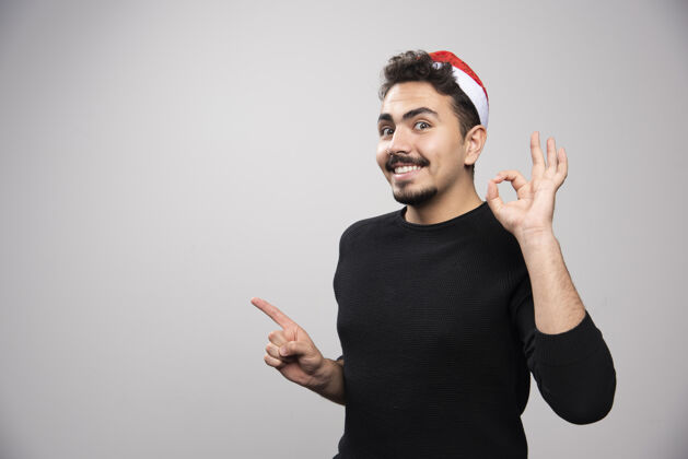 随意戴着圣诞老人帽子的快乐男人 表现得很好成人标志男性