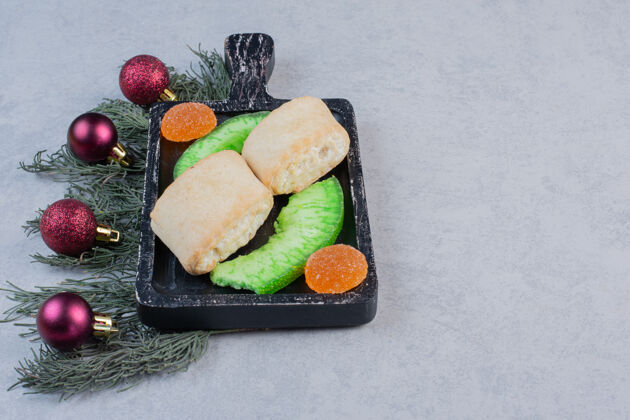 节日自制糕点和果酱放在黑板上果冻各种果酱