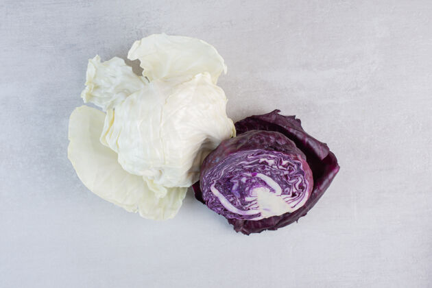 切碎新鲜的紫色和白色的卷心菜在石头表面高品质的照片卷心菜蔬菜生的