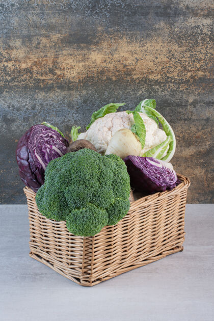 蔬菜花椰菜 卷心菜和萝卜在木箱里高品质的照片新鲜生的天然