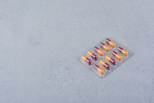 抗生素大理石背景上有一包抗生素药片包装用品片剂