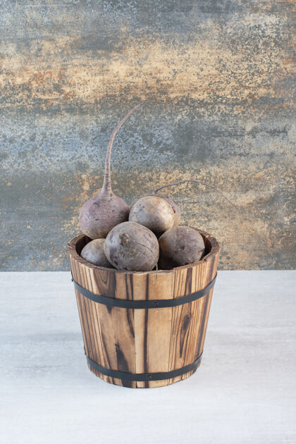 天然生的新鲜甜菜根在木桶里高质量的照片有机生的食品