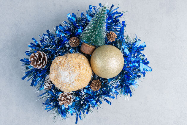 糖片状蛋糕嵌套在一捆圣诞装饰大理石表面松树美味圣诞树