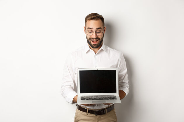 企业家兴奋的商人在笔记本电脑屏幕上展示一些东西 开心地站着办公室笔记本电脑男人