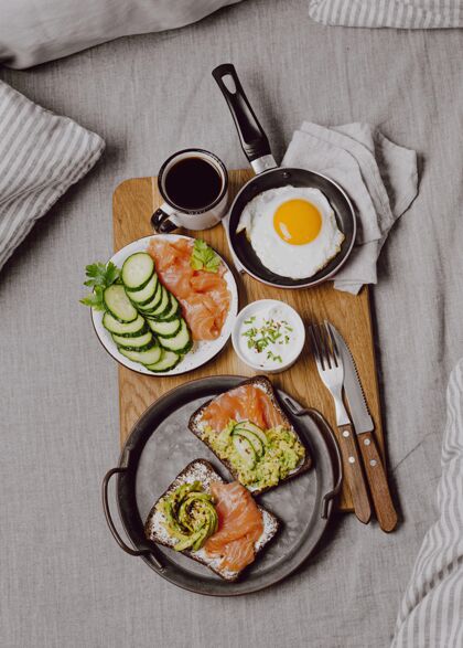 早午餐床上早餐三明治的俯视图 有煎蛋和吐司鲑鱼餐小吃
