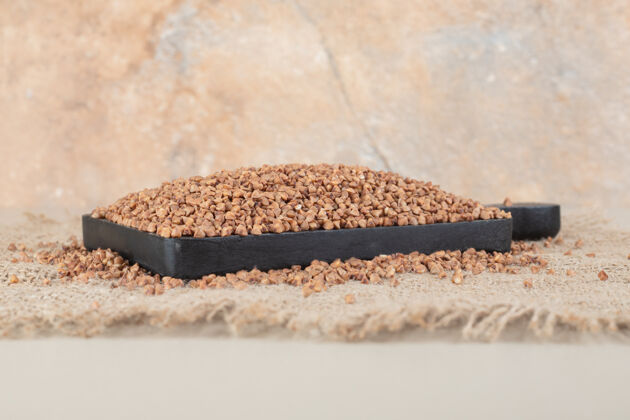 植物把生豆子放在水泥盘子里烤成褐色有机矿物质异国情调