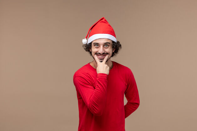 建筑正面图身着红色衣服的男性在棕色背景上微笑圣诞节肖像视图专业