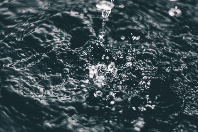 流动高角度特写镜头的飞溅的水在水面上的湖泊水滴水飞溅