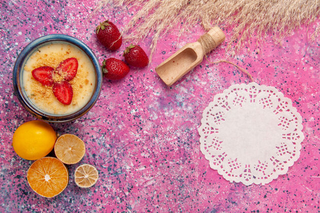 视图顶视图美味的奶油甜点 淡粉色背景上有新鲜柠檬 甜点冰淇淋 浆果 奶油 甜水果冰淇淋胡椒顶部