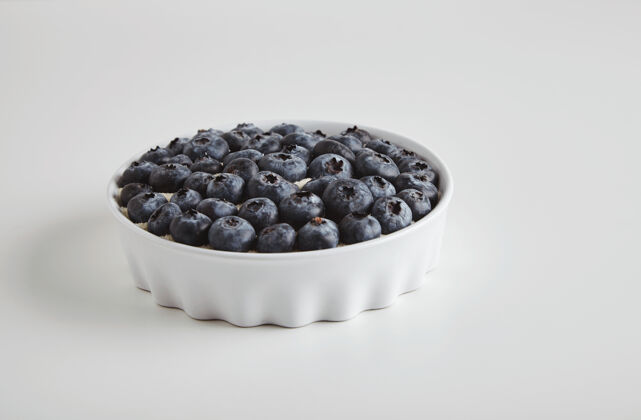 蓝莓一堆蓝莓抗氧化有机超级食品在陶瓷碗的概念健康饮食和营养隔离在白色的桌子上物体覆盆子早餐