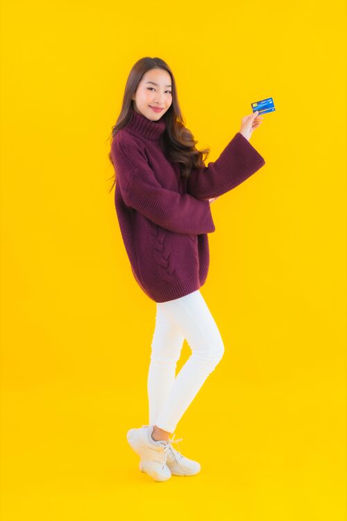 银行肖像美丽的亚洲年轻女子用信用卡进行网上购物信用漂亮兴奋