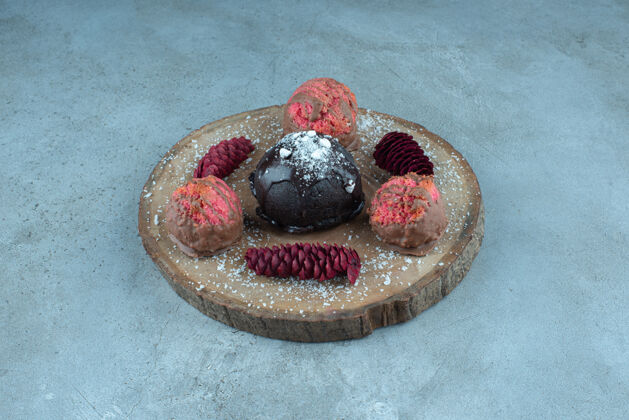 松子蛋糕 饼干和松果放在大理石板上糕点蛋糕蛋卷