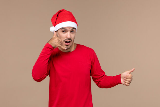 工程师正面图年轻男性在棕色背景上摆姿势圣诞假期感慨肖像观点帽子