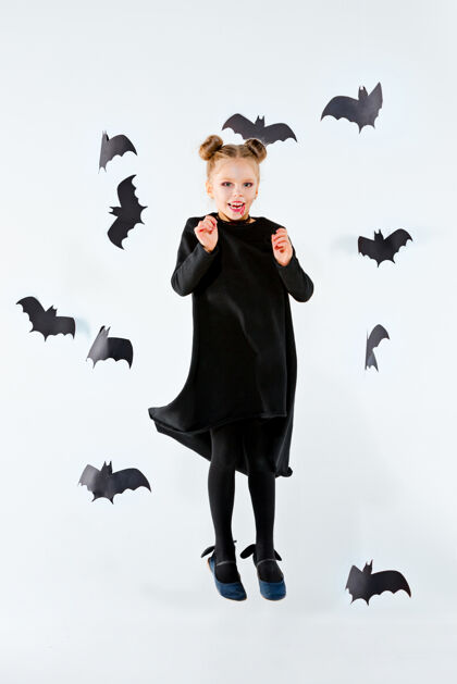 请客穿着黑色长裙和魔法饰品的小女巫孩子年轻女巫