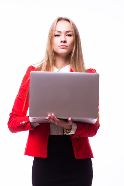 笔记本电脑成功的女商人拿着一台笔记本电脑-隔着白色成功年轻微笑