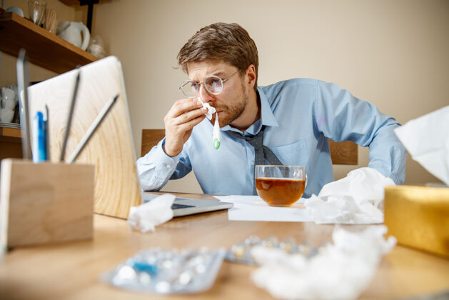 感染病人在办公室工作时 商人感冒了 季节性流感疾病流感工作