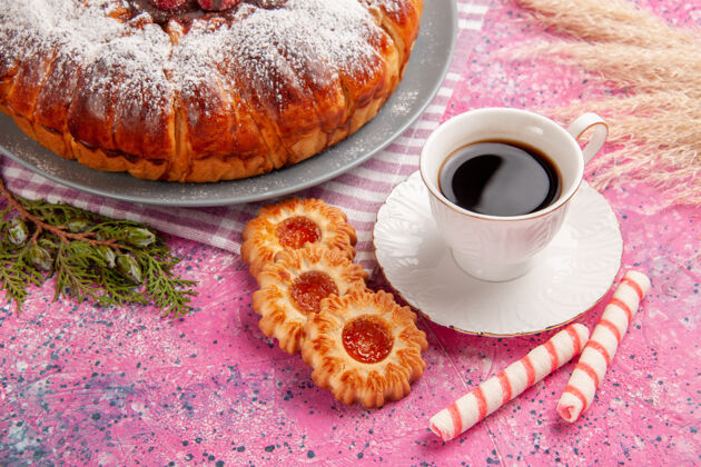 商品正面图美味的草莓蛋糕糖粉加上一杯茶和饼干 表面呈浅粉色蛋糕甜饼干饼干茶蛋糕咖啡曲奇饼