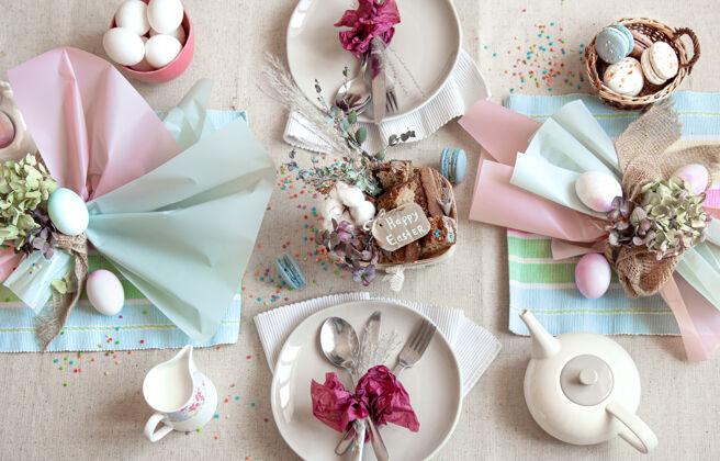 茶会用复活节甜点 茶叶和鸡蛋装饰的节日餐桌复活节快乐概念桌子公寓餐具