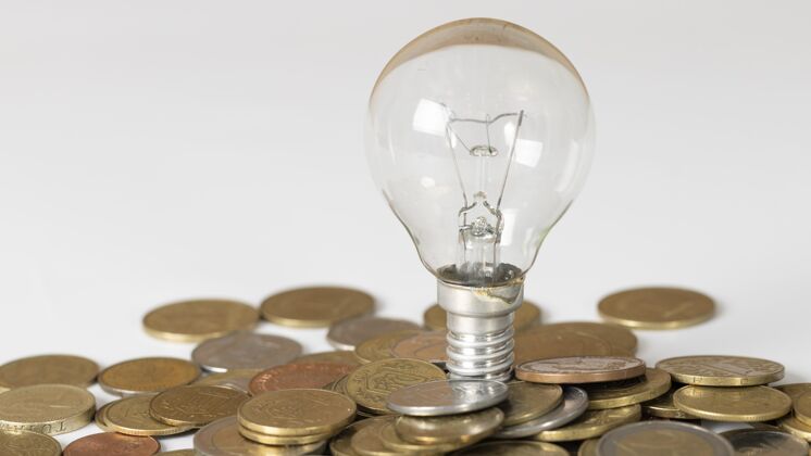 金融硬币和灯泡的排列灯泡经济灯