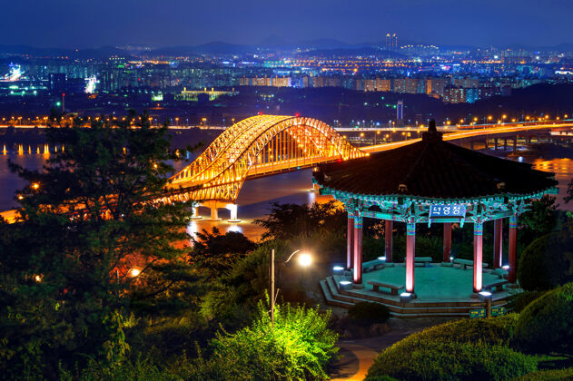 黄昏晚上的邦华桥 韩国河流建筑城市
