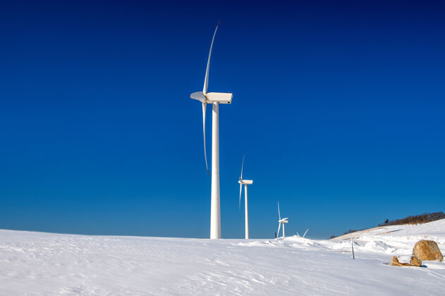 可持续风机和蓝天在冬天的风景地平线发电替代