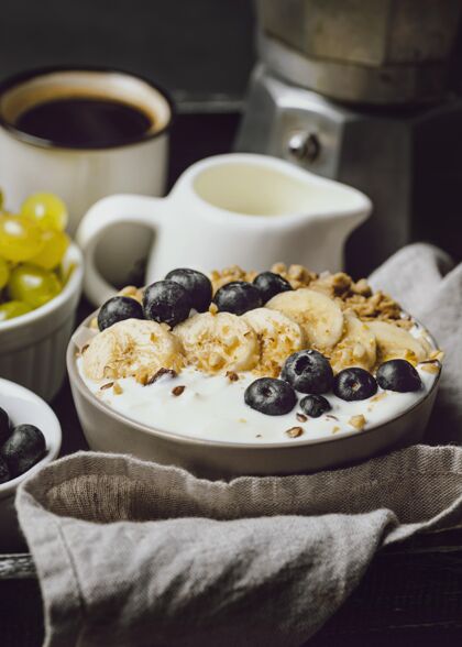 葡萄早餐在床上与谷类食品和蓝莓托盘早午餐水壶垂直