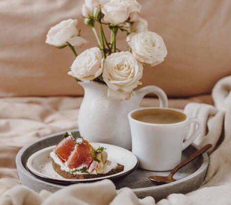 床早餐咖啡盘上有葡萄柚和三明治玫瑰美食葡萄柚